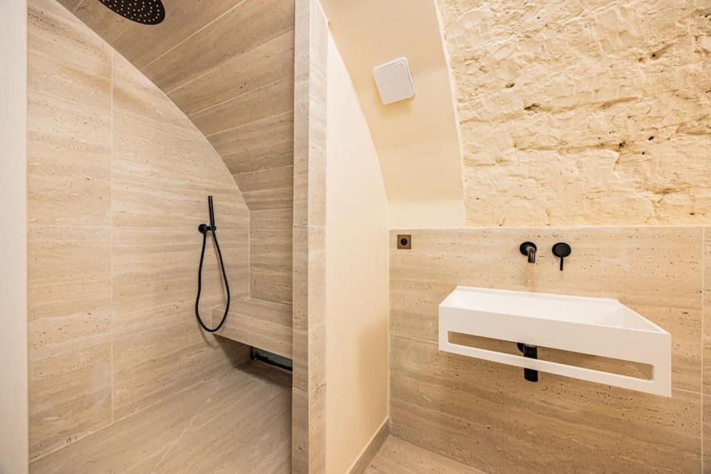 Apartment Townhouse Sacree Coeur Place Du Tertre Montmartre Paris